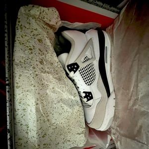 Im selling these shoes hope someone wants to buy them only worn like twice